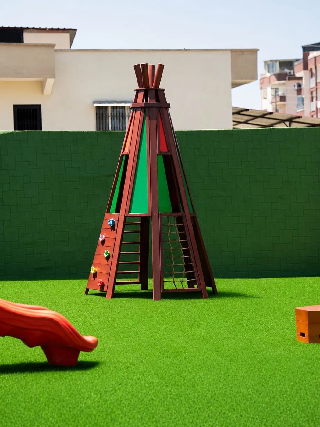 Bahçede ahşap oyun kulesi ve tırmanma merdiveni
